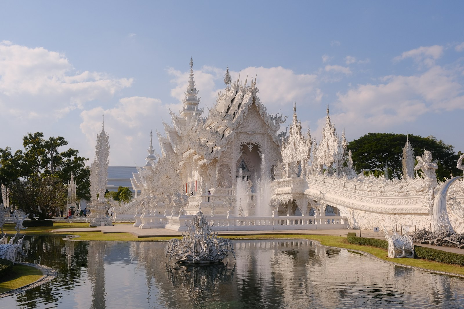 White Temple route with Chiang Mai private tour guide and driver